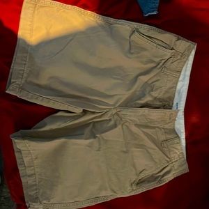 Men’s Old Navy tan lived in straight shorts.